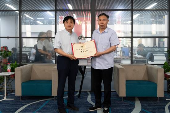 永利官网向范强现场颁发聘书